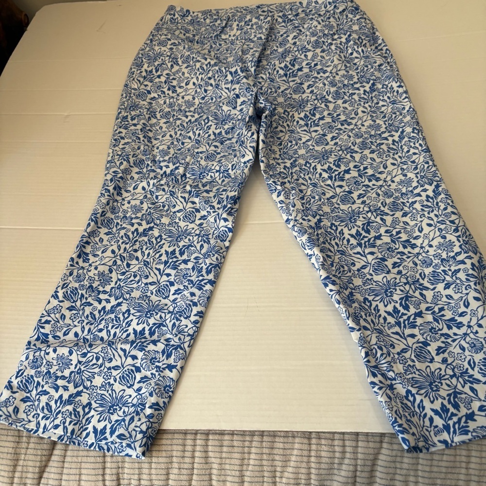 LANE BRYANT Blue and White Floral Signature Slim Capri Pants